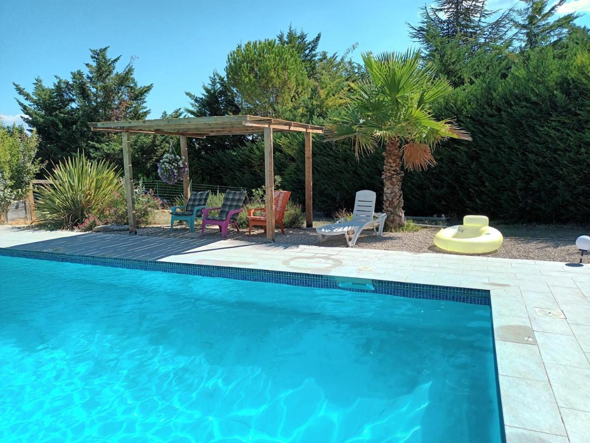 Banane Devant Piscine, A 6km Du Festival De Piano De La Roque D'antheron *